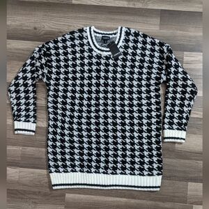 #397NWT Torrid Black&White Herringbone Crew neck Pullover. Size: 0